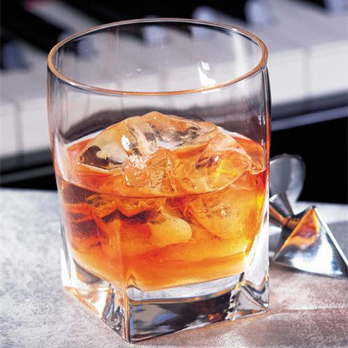 cocktail 原料:波本威士忌(黑麦威士忌)45ml,安高天娜苦精酒2滴,水